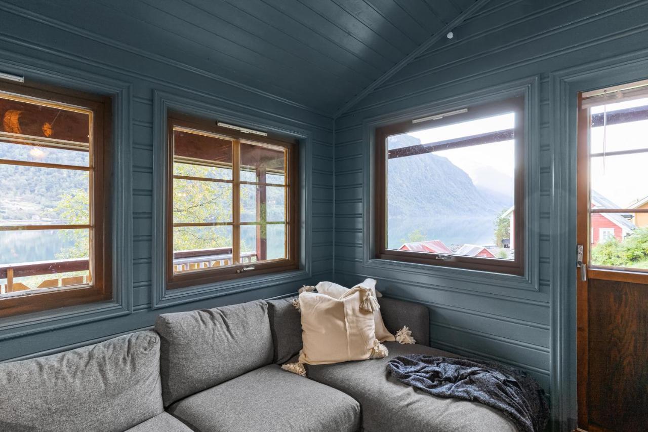 Cabin Alongside The Beautiful Fjaerlandsfjord Экстерьер фото