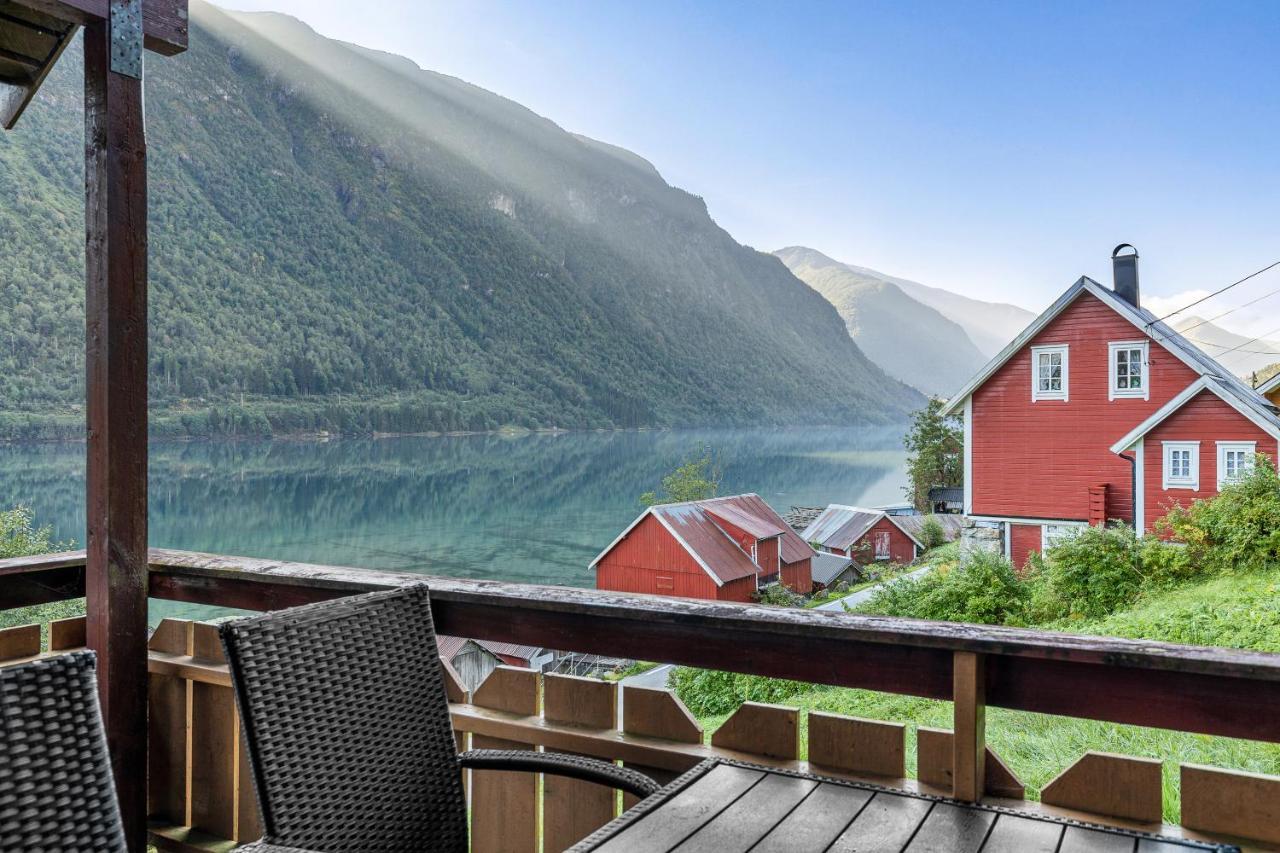 Cabin Alongside The Beautiful Fjaerlandsfjord Экстерьер фото