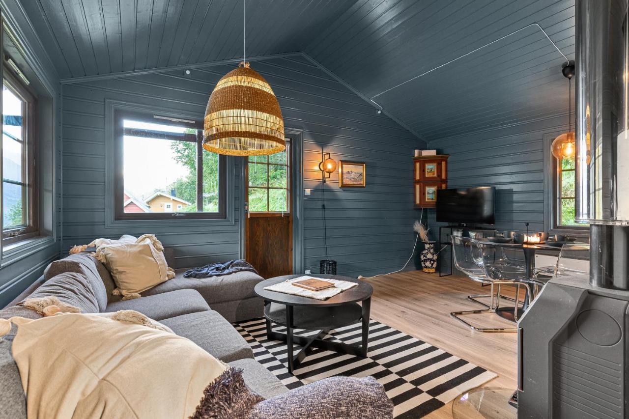 Cabin Alongside The Beautiful Fjaerlandsfjord Экстерьер фото
