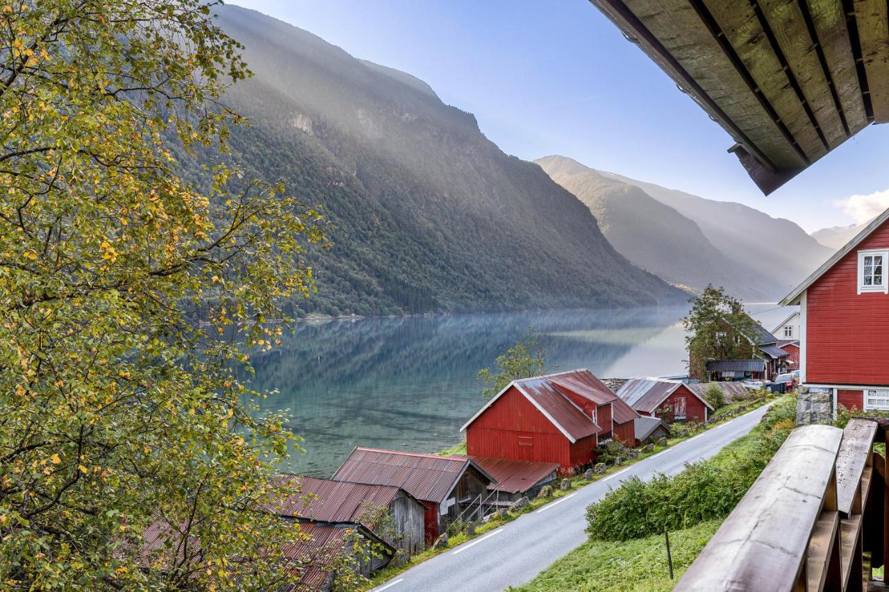 Cabin Alongside The Beautiful Fjaerlandsfjord Экстерьер фото