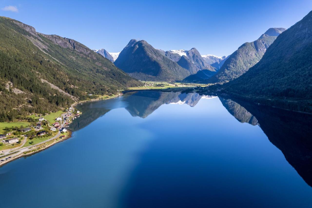 Cabin Alongside The Beautiful Fjaerlandsfjord Экстерьер фото