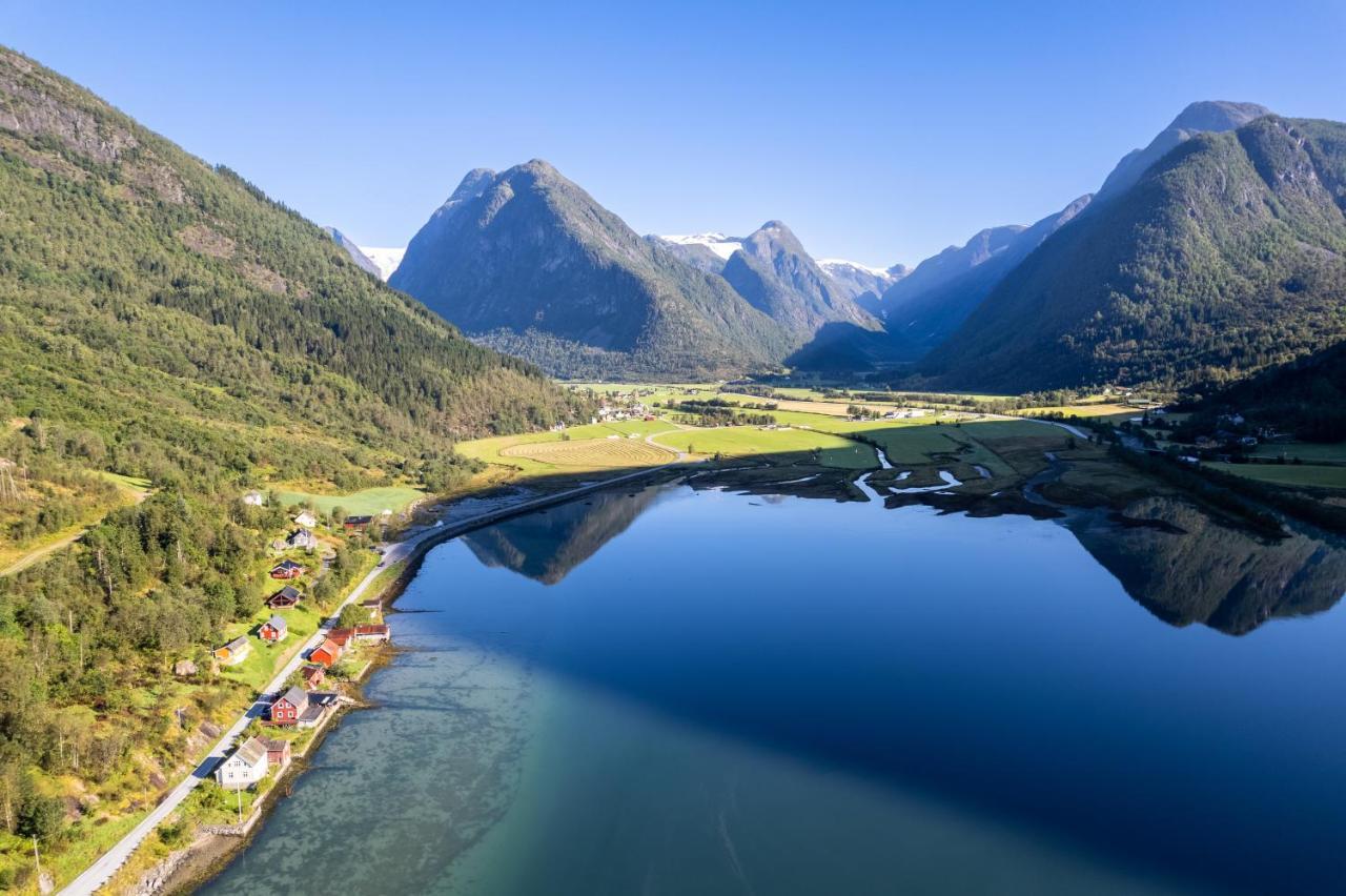 Cabin Alongside The Beautiful Fjaerlandsfjord Экстерьер фото