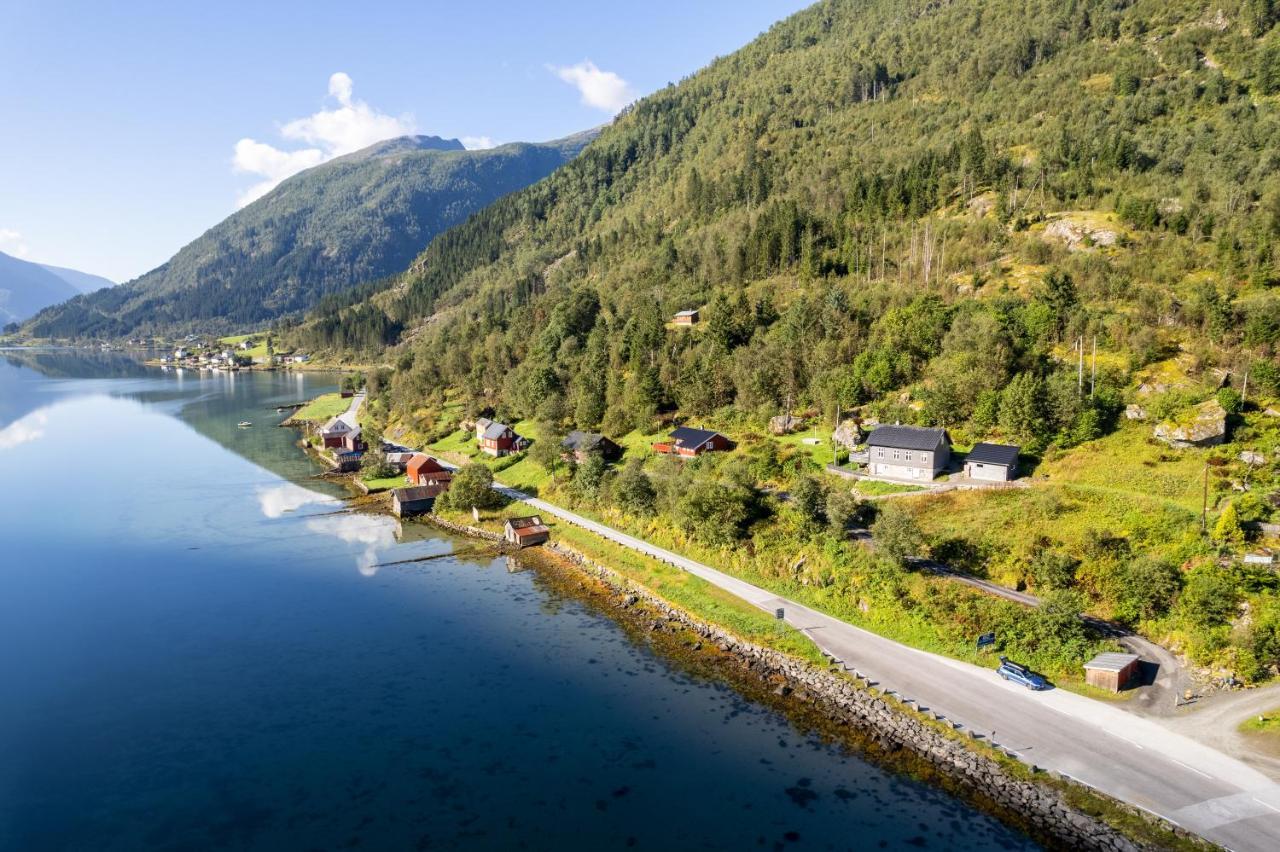 Cabin Alongside The Beautiful Fjaerlandsfjord Экстерьер фото