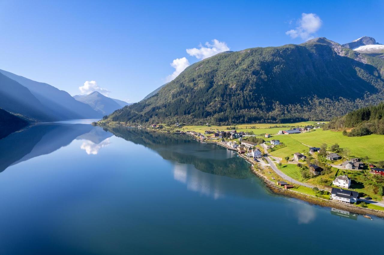 Cabin Alongside The Beautiful Fjaerlandsfjord Экстерьер фото
