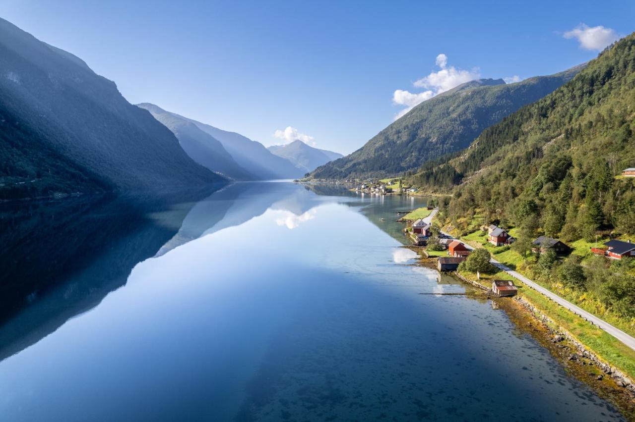Cabin Alongside The Beautiful Fjaerlandsfjord Экстерьер фото