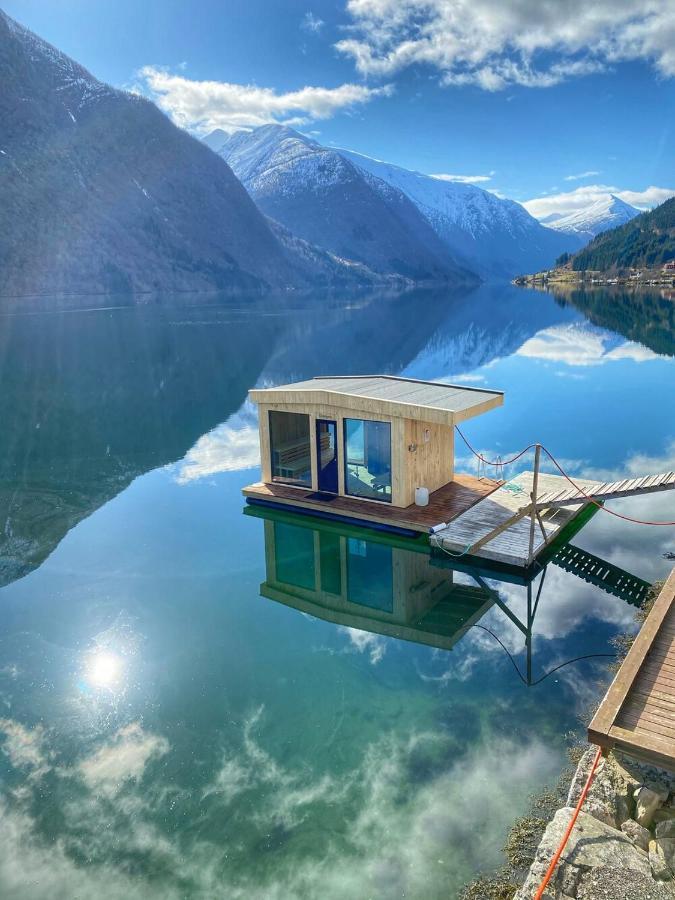 Cabin Alongside The Beautiful Fjaerlandsfjord Экстерьер фото